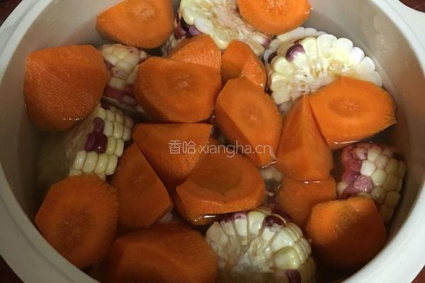 香玉米萝卜排骨汤的做法图解3