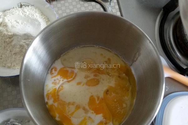 戚风杯子蛋糕的做法图解2