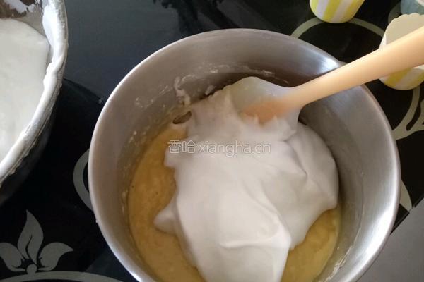 戚风杯子蛋糕的做法图解8