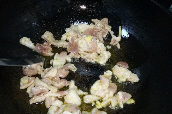 韭菜苗炒肉片的做法图解3