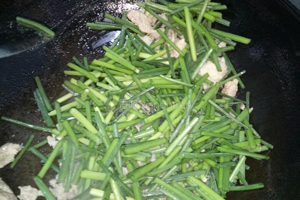 韭菜苗炒肉片的做法图解4