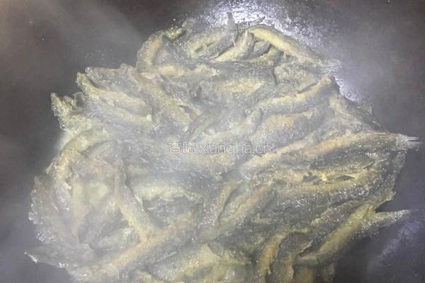 酸豆角炒泥鳅的做法图解3