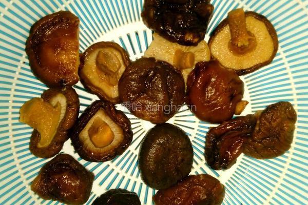 腊肉香菇土豆粽的做法图解2