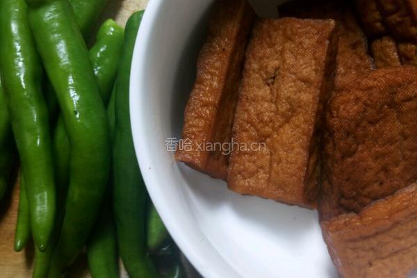青椒炒豆腐干的做法图解1