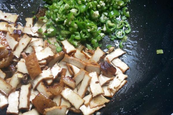 青椒炒豆腐干的做法图解4