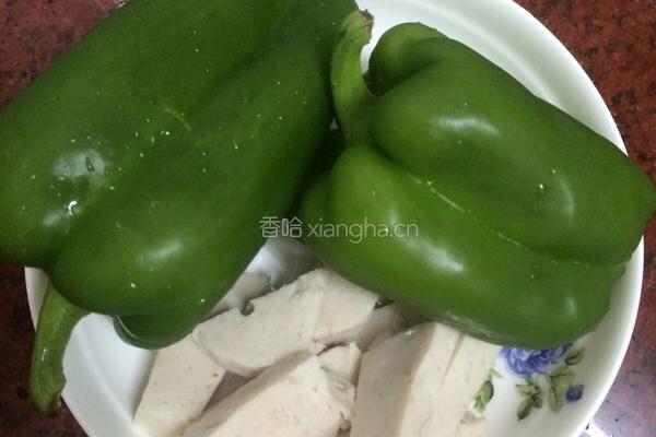 青椒炒肉卷的做法图解1