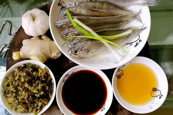 咸菜炖黄鱼的做法图解1