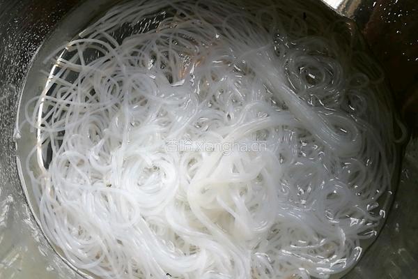 蒜蓉粉丝蒸生蚝的做法图解2