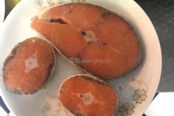 煎三文鱼的做法图解1
