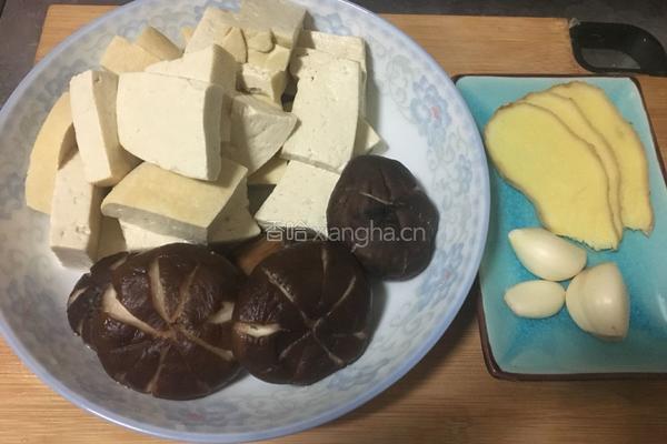 酱牛肉烧豆腐时蔬的做法图解1