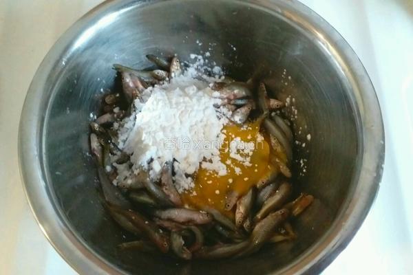 香酥炸小鱼的做法图解2