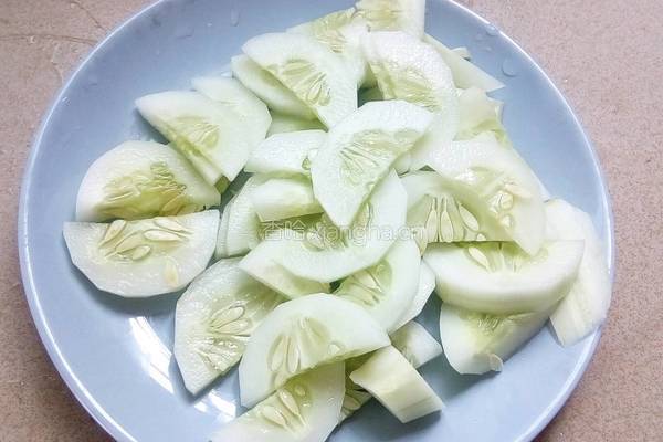 西葫芦炒鸡蛋的做法图解1
