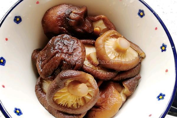 香菇青菜肉末馄饨馅的做法图解1