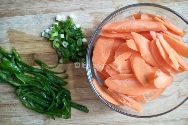 炝胡萝卜片的做法图解3