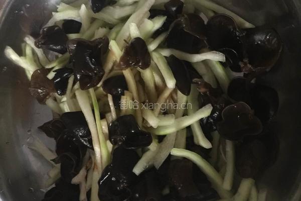 西瓜翠衣凉拌木耳的做法图解5