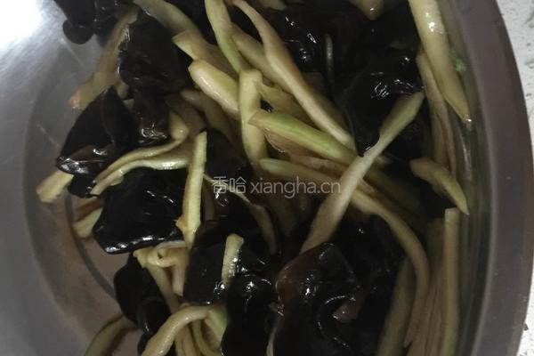 西瓜翠衣凉拌木耳的做法图解7