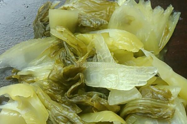 酸菜炒生肠的做法图解2
