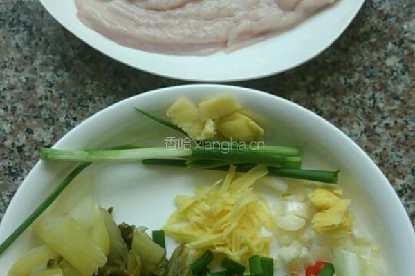 酸菜炒生肠的做法图解3