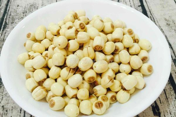 莲子泥玫瑰花饼糕的做法图解1