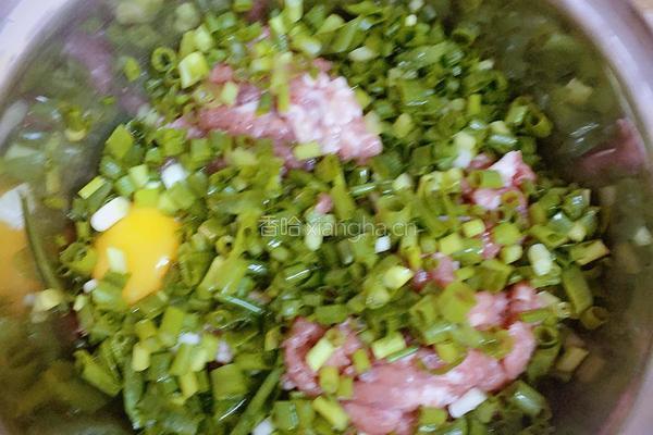 猪肉葱花馅饼的做法图解2