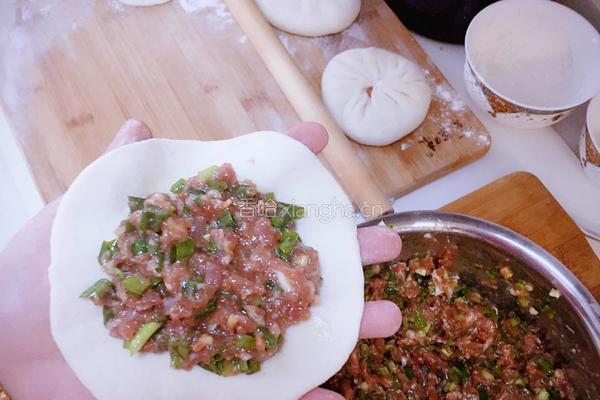 猪肉葱花馅饼的做法图解3