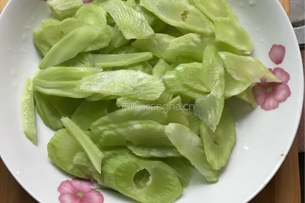 莴笋炒肉的做法图解1