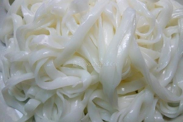 鸡蛋炒河粉的做法图解1