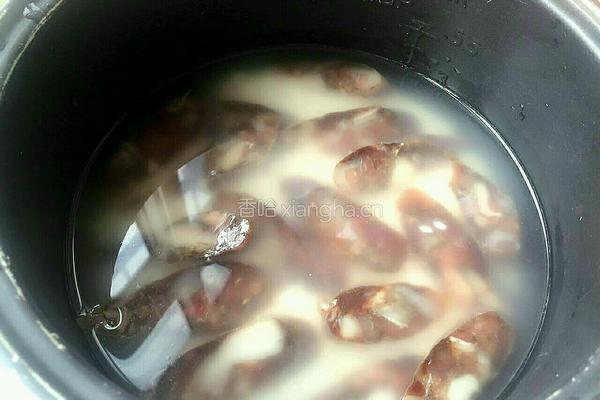 电饭煲西红柿腊肠饭的做法图解2