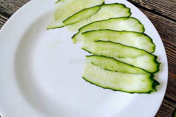 黄瓜人物拼图的做法图解2