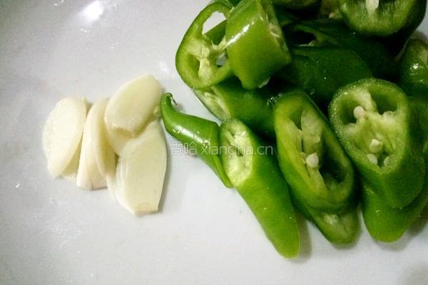 辣椒炒鲮鱼片的做法图解2