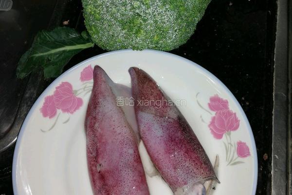 鱿鱼炒西兰花的做法图解1