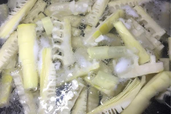 五花肉炖鲜竹笋的做法图解1
