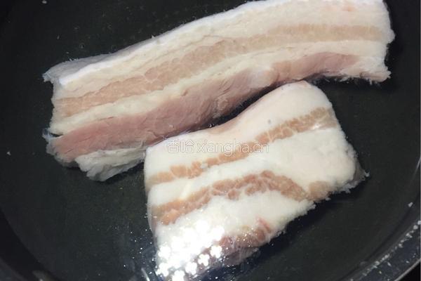 五花肉炖鲜竹笋的做法图解2
