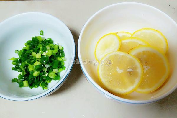 香葱柠檬秋刀鱼的做法图解2