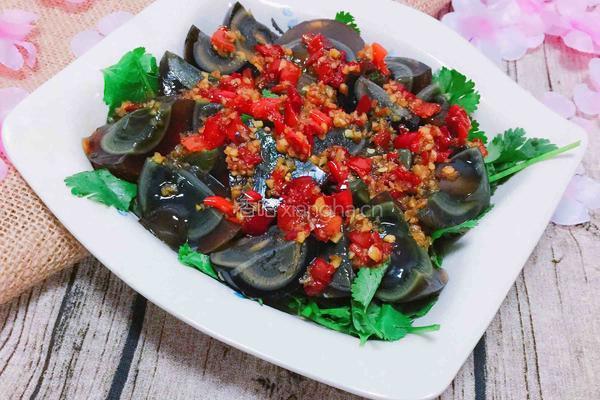 香菜拌皮蛋的做法图解1