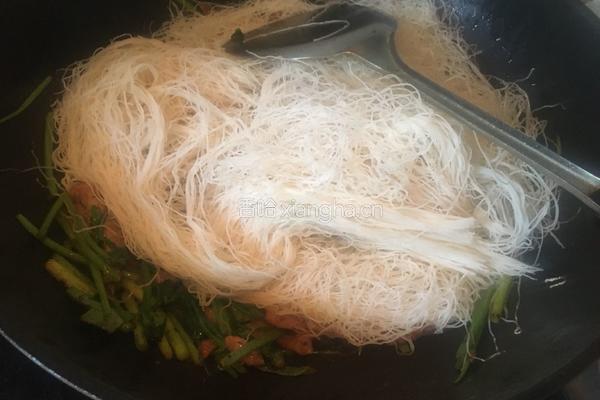 笨鸡蛋黑椒牛肉炒福建米粉的做法图解7