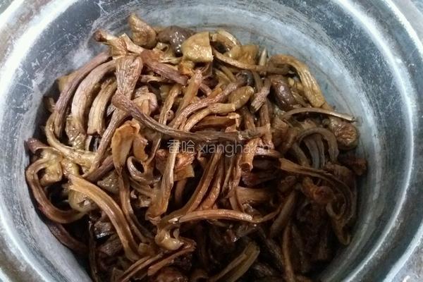 榛蘑炖粉条的做法图解1