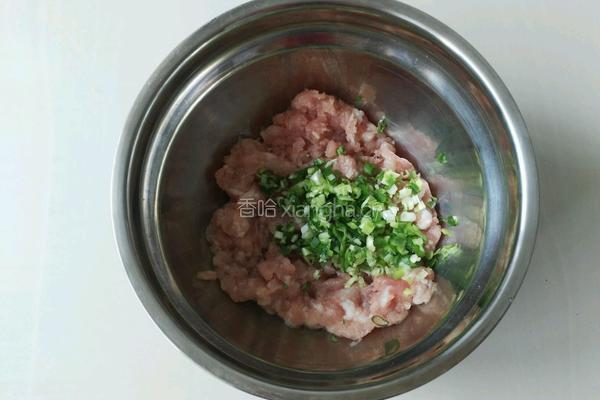 猪肉香葱肉卷的做法图解2