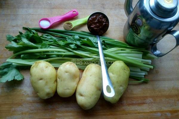 土豆丝炒芹菜的做法图解1