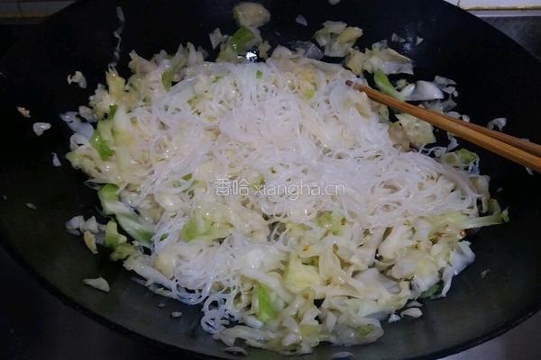 炝拌圆白菜粉丝的做法图解5