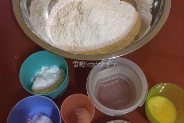 椰香小面包的做法图解1