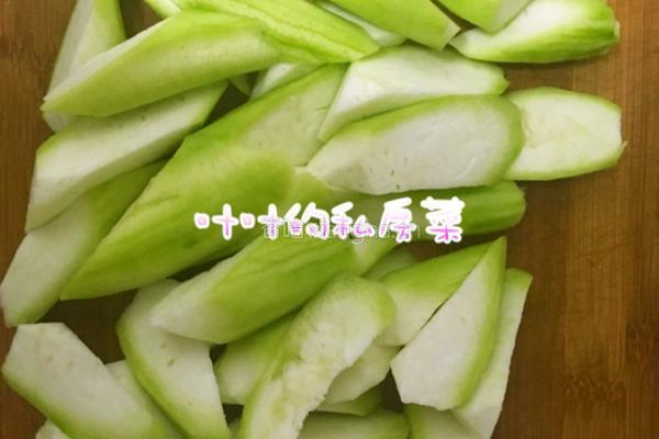 八角丝瓜炒肉的做法图解1