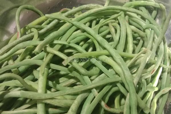 火鸡腿炒豇豆的做法图解3