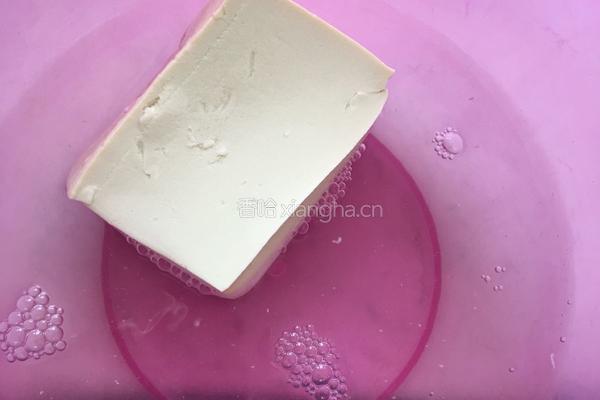 快乐的小金鱼---皮蛋豆腐的做法图解1