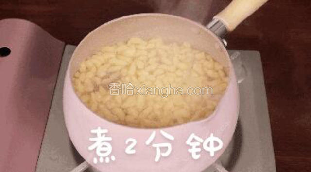 再次开火煮沸后，转小火煮2分钟就好啦宝餐提示：这道虾面不需要咀嚼，宝宝用牙龈就能轻松研碎，适合辅食添加初期的宝贝们