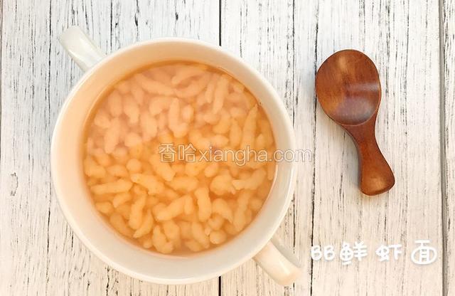 连汤一起盛入小碗中，滴两滴香油，香味加倍宝餐提示：香油有很好的润肠作用，对宝宝便秘有一定的预防作用和疗效，还能滋润皮肤。6个月以上的宝宝适量吃几滴。但是过量会导致宝宝拉肚子，而且香油的脂肪含量也高，点到即可