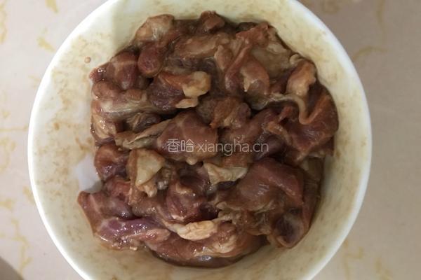 茭白炒肉的做法图解3