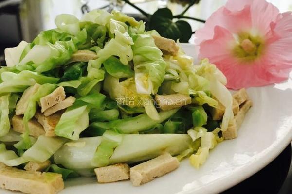 卷心菜清炒冻豆腐的做法图解1