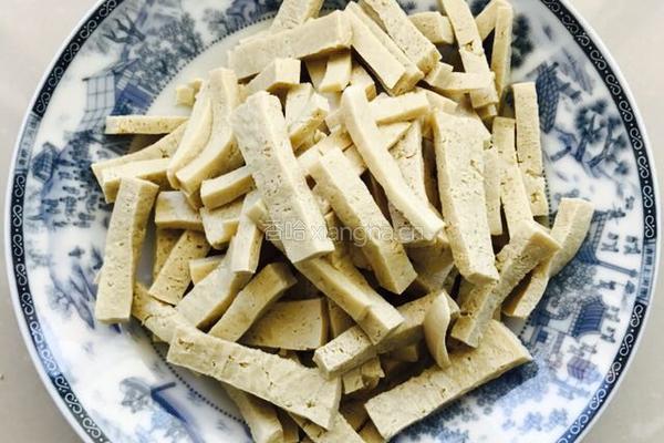 卷心菜清炒冻豆腐的做法图解2