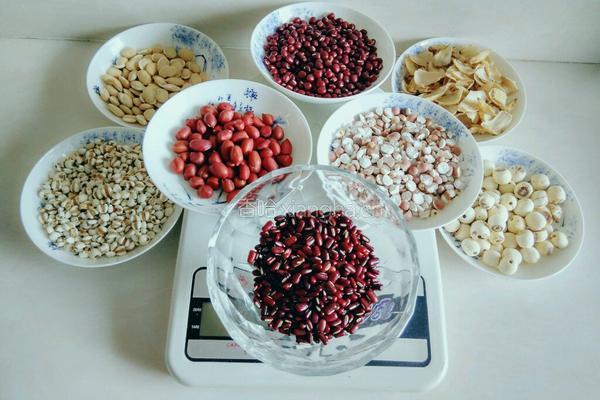 薏豆芡实莲子粥的做法图解1